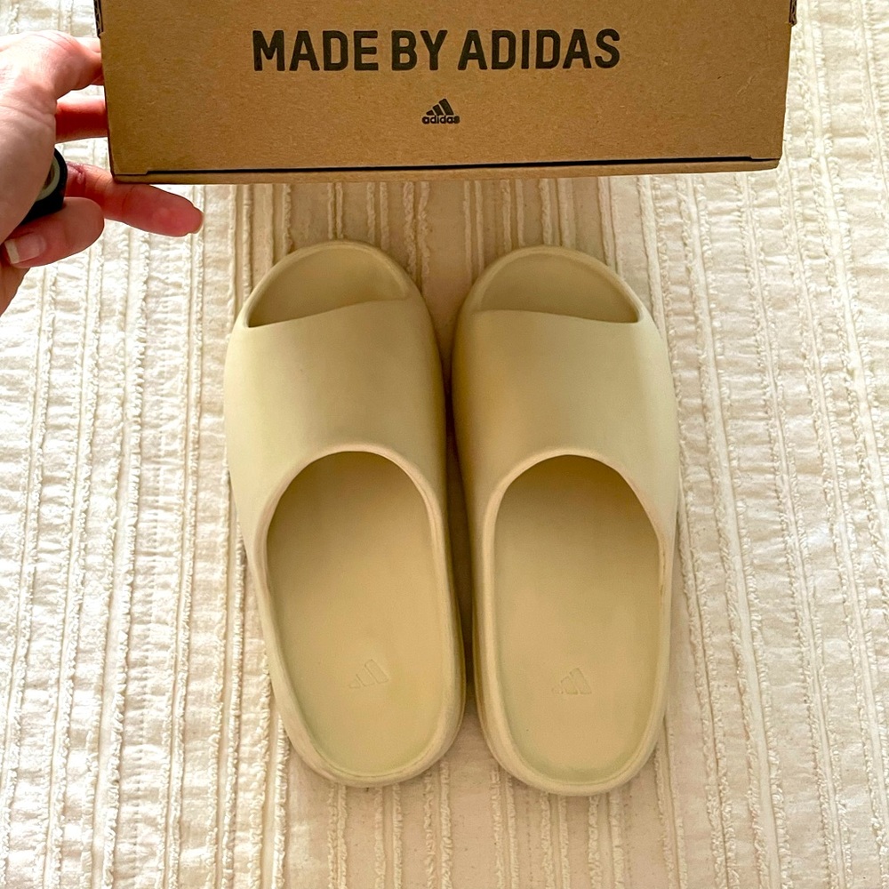 Yeezy Slides - Size 10